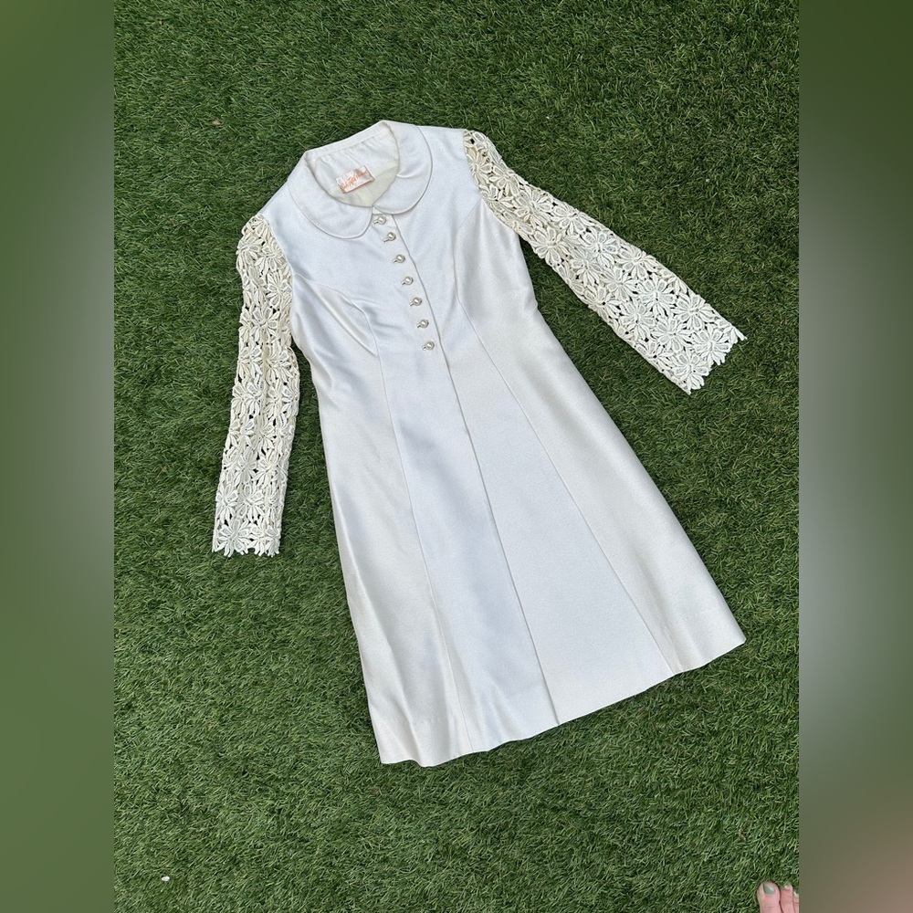Vintage 1960s Saks Fifth Avenue Cream Daisy Long Sleeve Bridal Coat - Picture 13 of 15